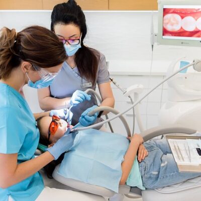 Dentystki leczące zęby u dziecka